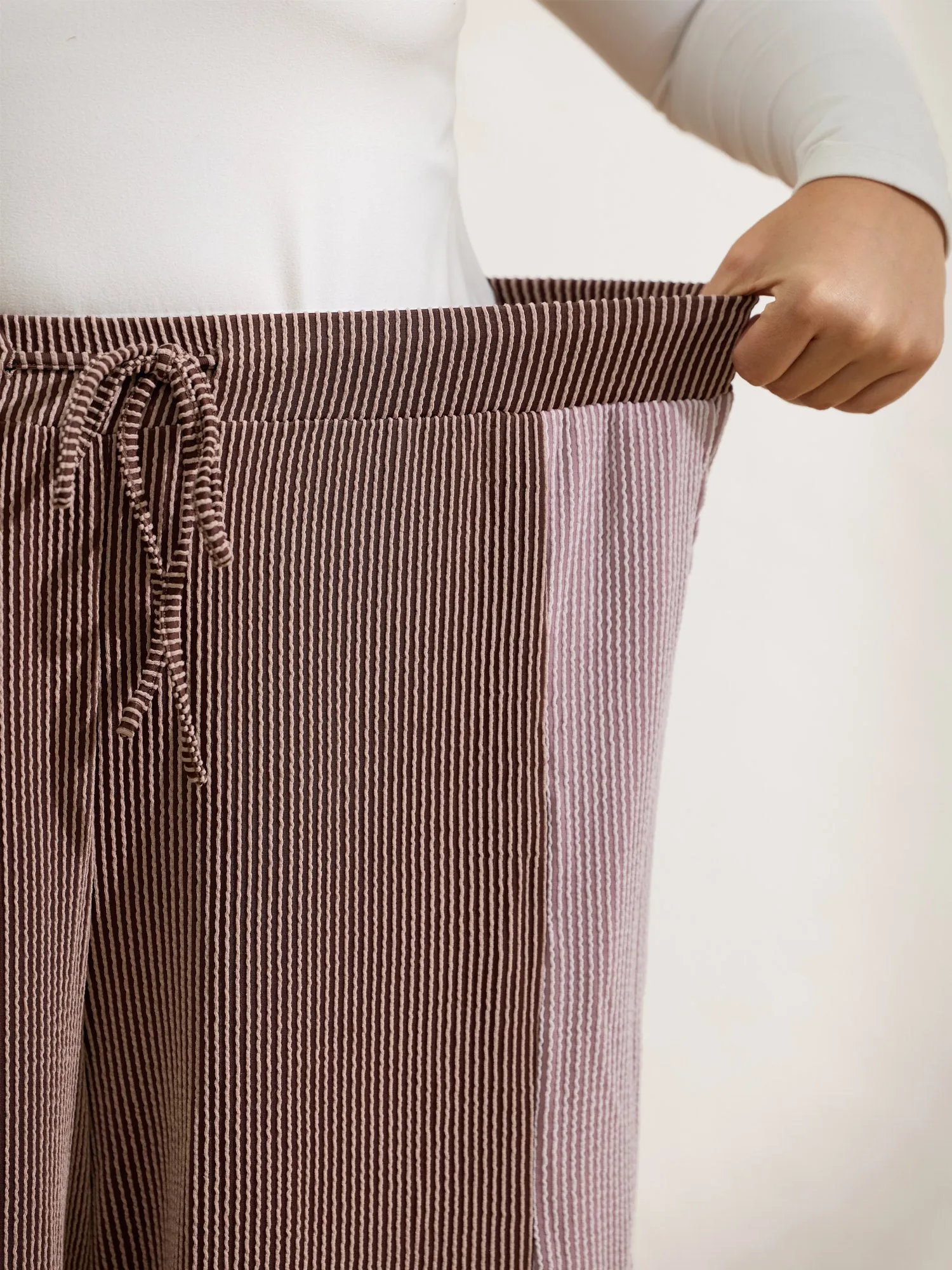 Colorblock Waist Drawstring Wide-Leg Pants sold by Bloomchic product image thumbnail 4