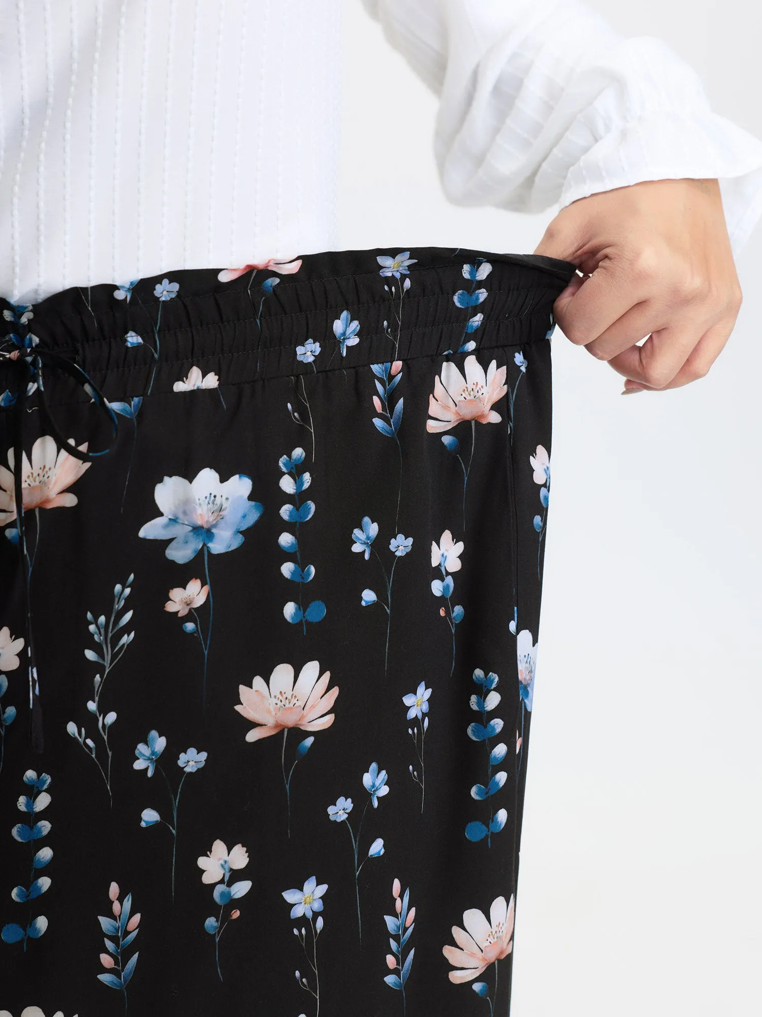 Floral Print Drawstring Waist Loose Fit Pants sold by Bloomchic product image thumbnail 4