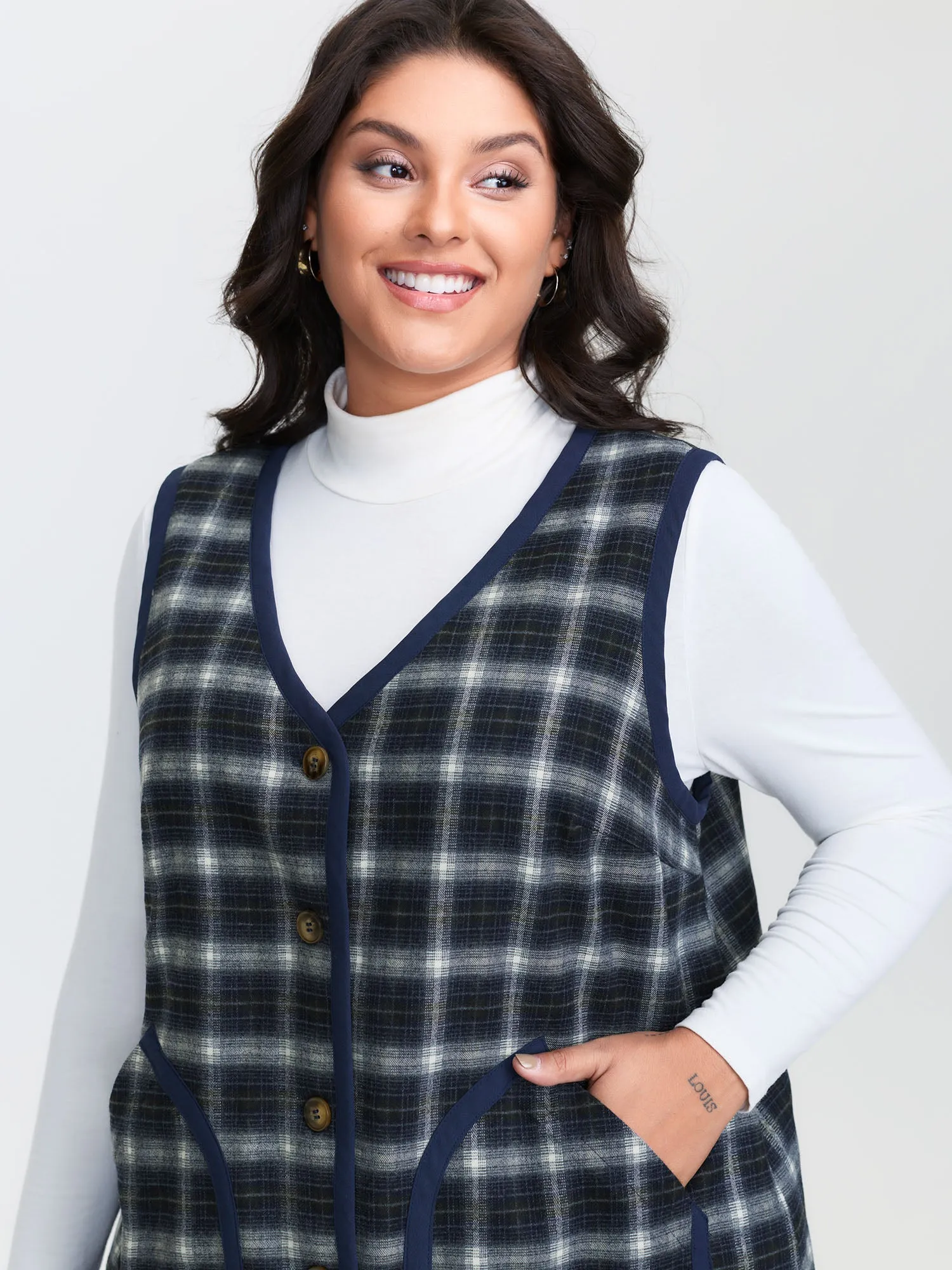 Fleece Checkered Pattern Button-Down Vest sold by Bloomchic product image thumbnail 3
