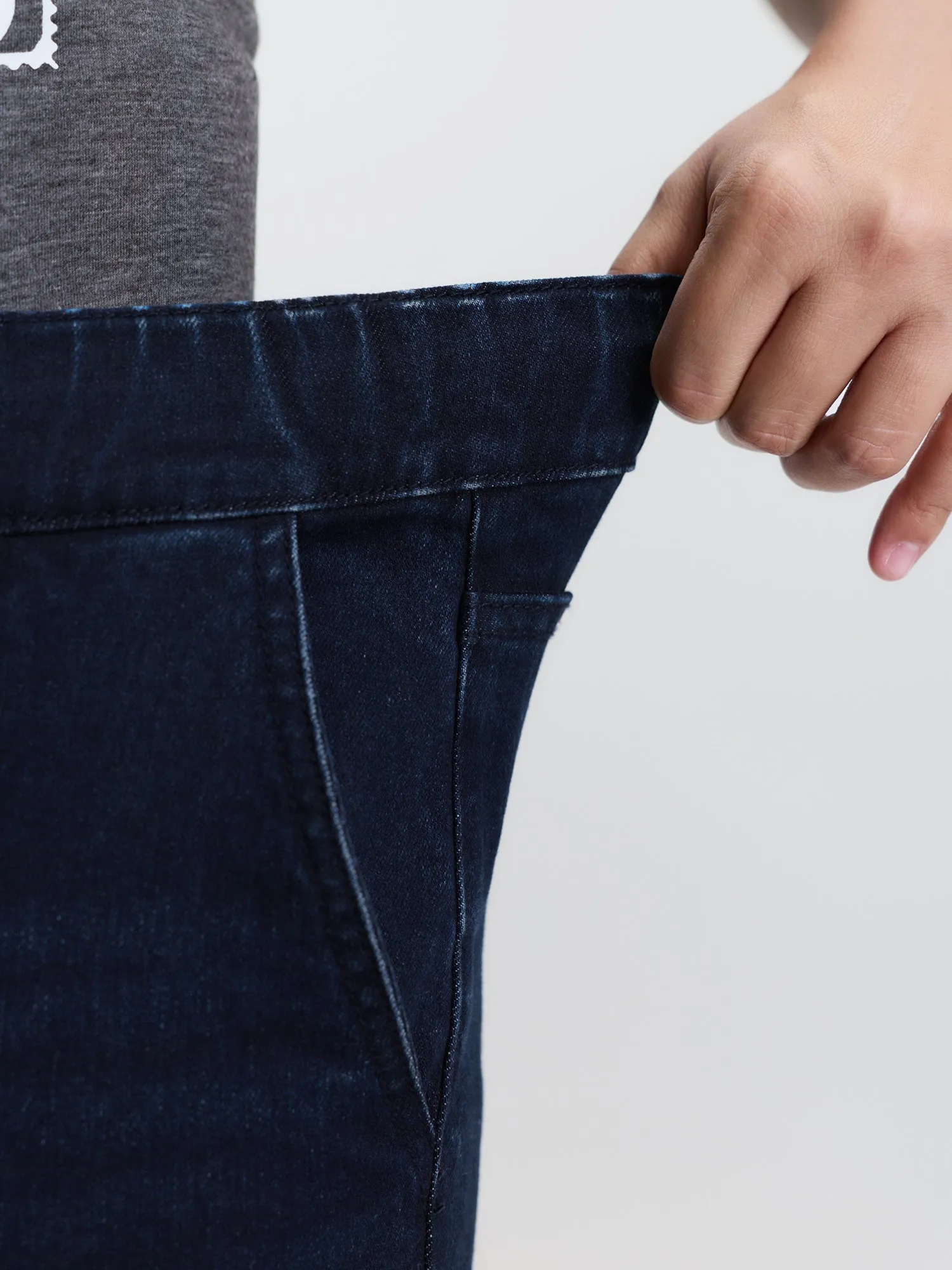 Elastic Waistline Drawstring Skinny-Fit Denim Shorts sold by Bloomchic product image thumbnail 4