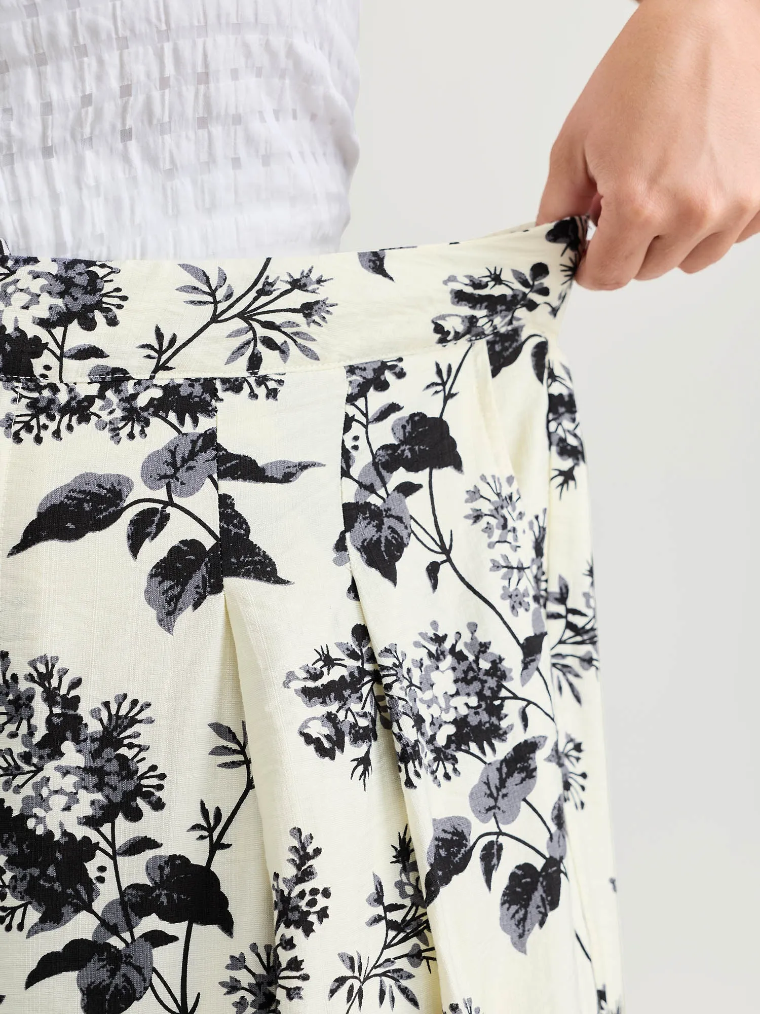 Silhouette Flower Print Wide-Leg Pants sold by Bloomchic product image thumbnail 4