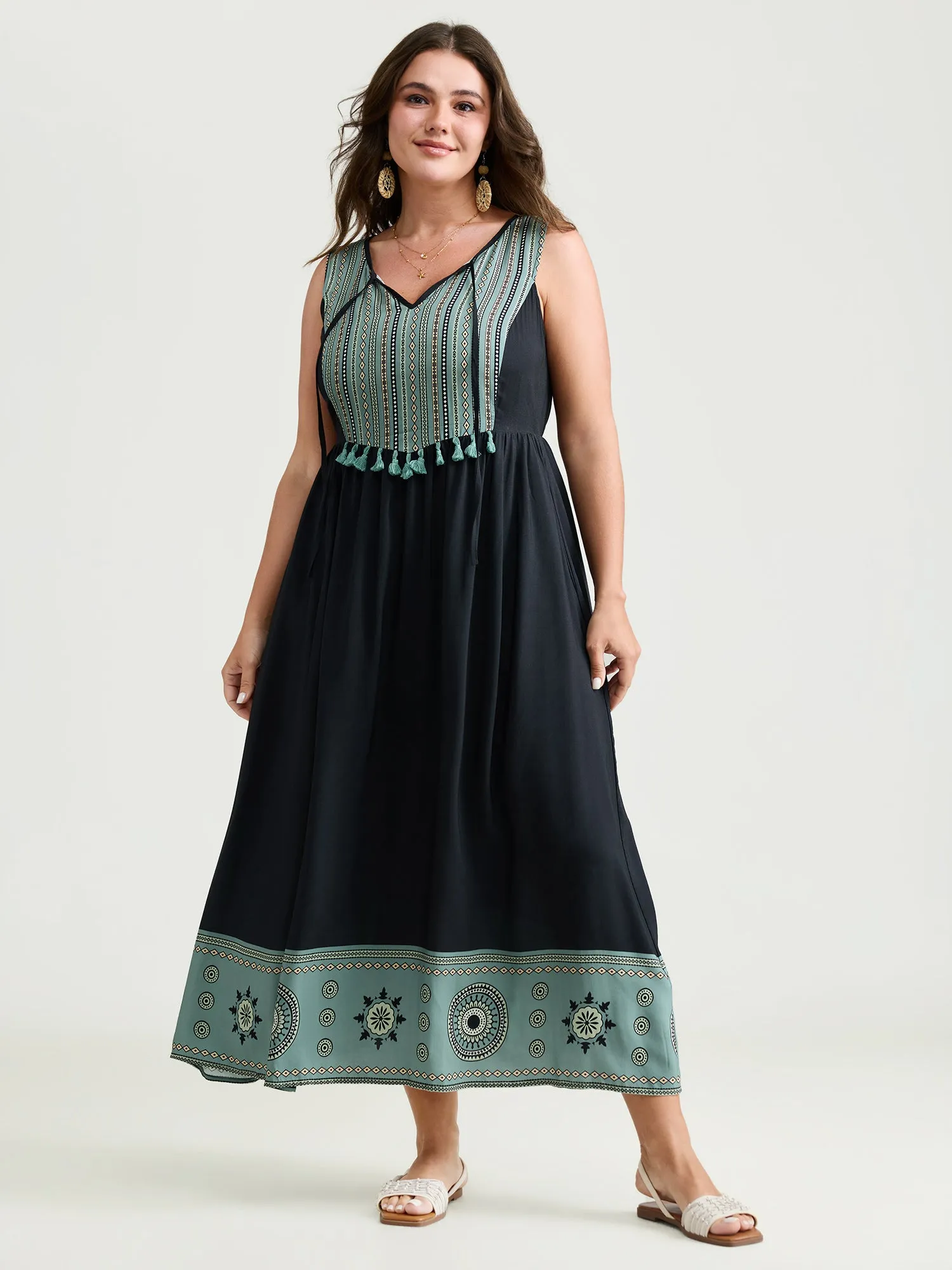 Color Contrast Floral Hem Sleeveless Midi Dress sold by Bloomchic product image thumbnail 3