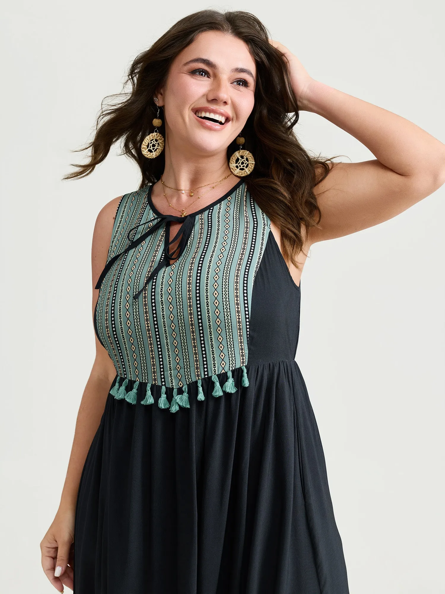 Color Contrast Floral Hem Sleeveless Midi Dress sold by Bloomchic product image thumbnail 2