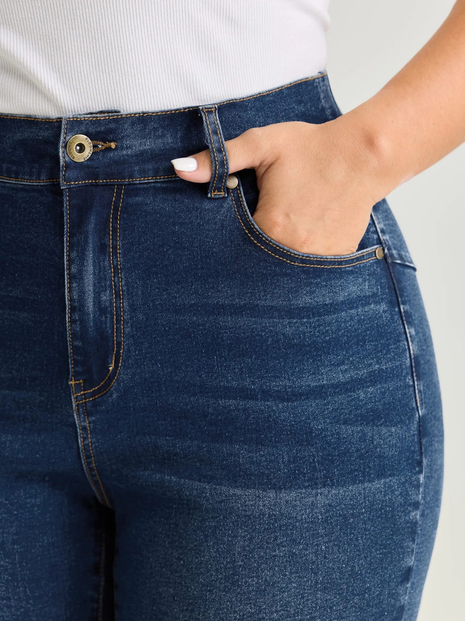 Hip Lifting No Gap Waist Skinny-Fit Denim Shorts sold by Bloomchic product image thumbnail 4