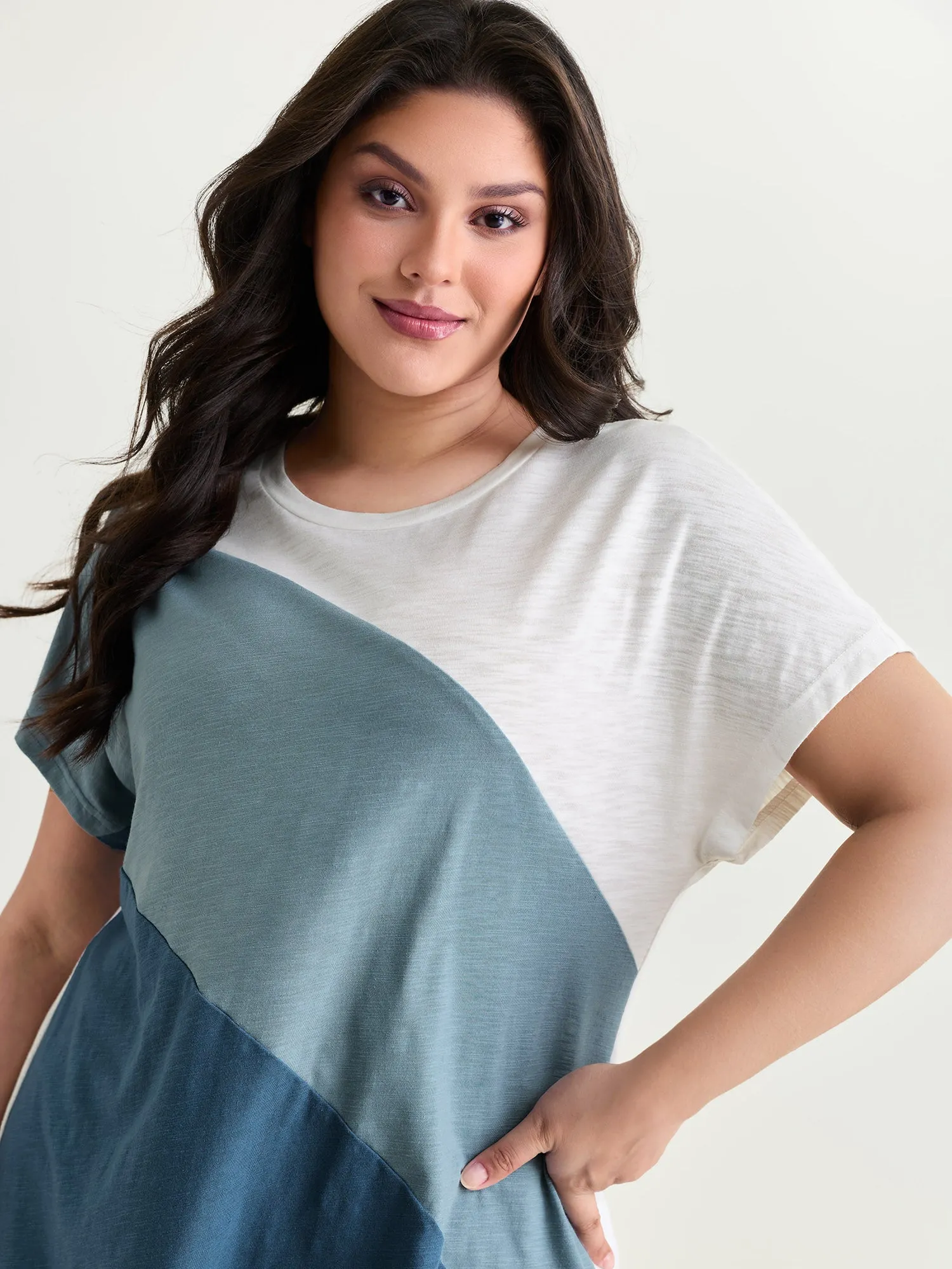 Colorblock Textured Round Neck T-Shirt sold by Bloomchic product image thumbnail 2