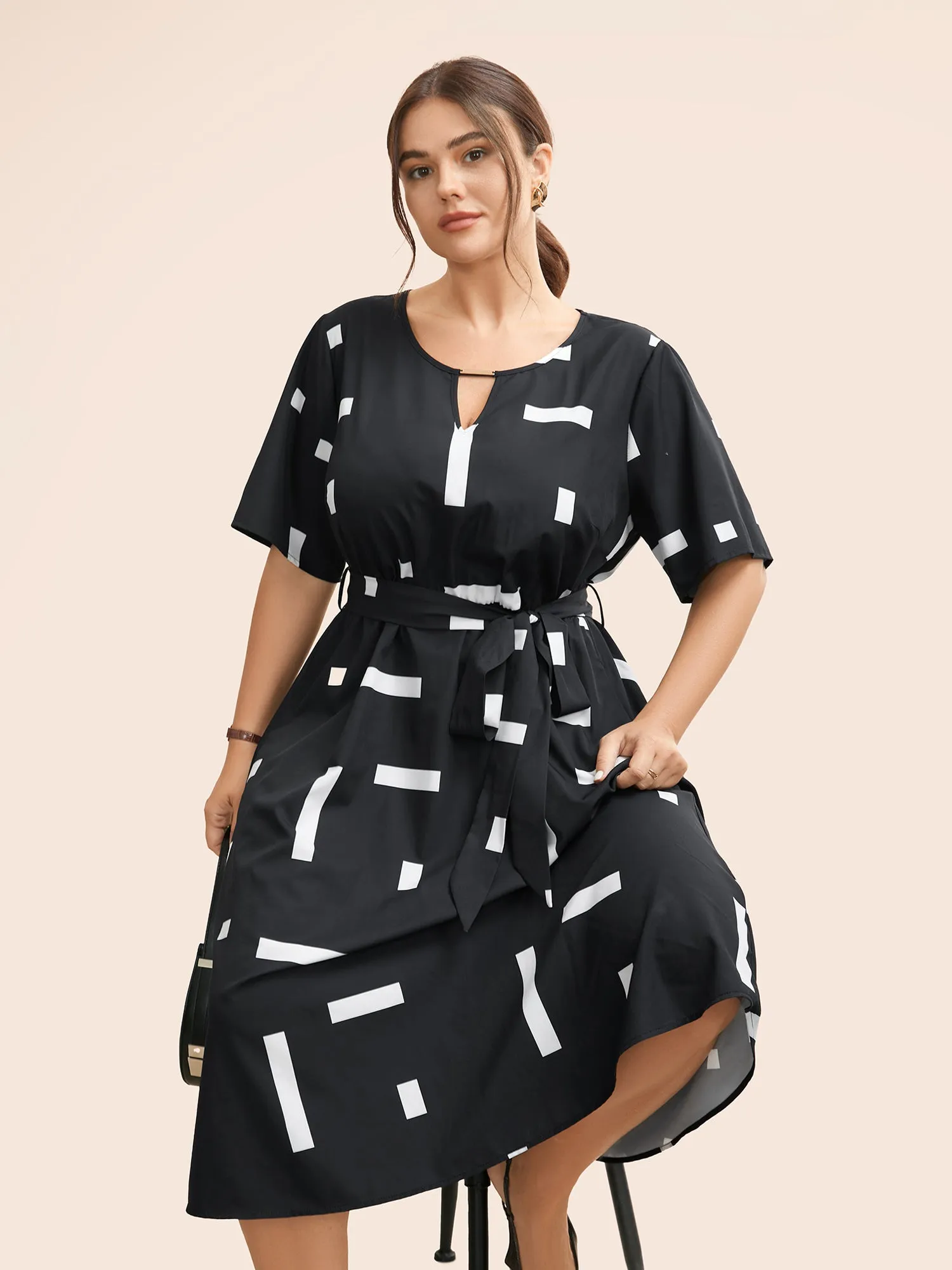Geometric Print Keyhole Pocket Midi Dress sold by Bloomchic product image thumbnail 2