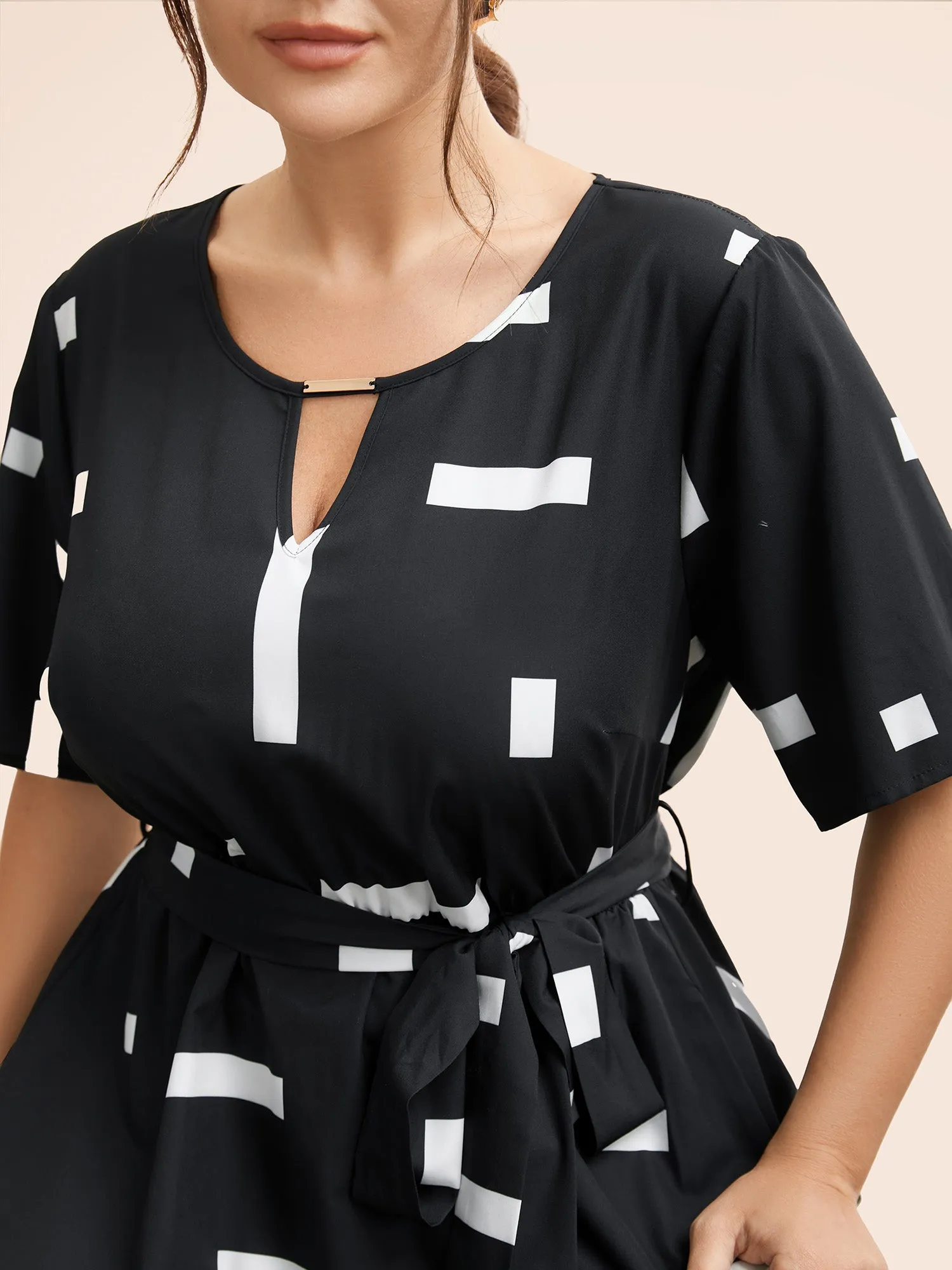 Geometric Print Keyhole Pocket Midi Dress sold by Bloomchic product image thumbnail 4