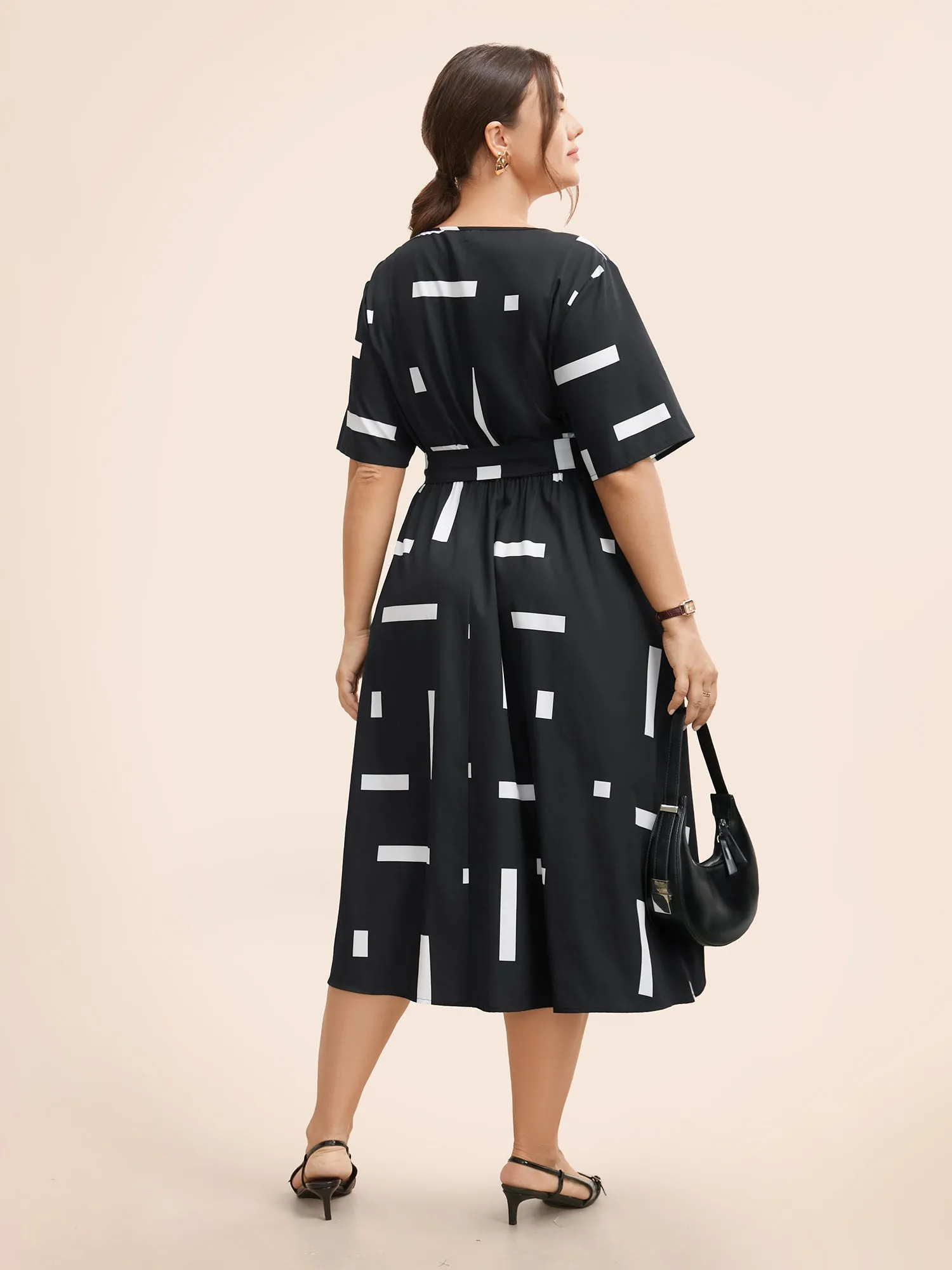 Geometric Print Keyhole Pocket Midi Dress sold by Bloomchic product image thumbnail 3