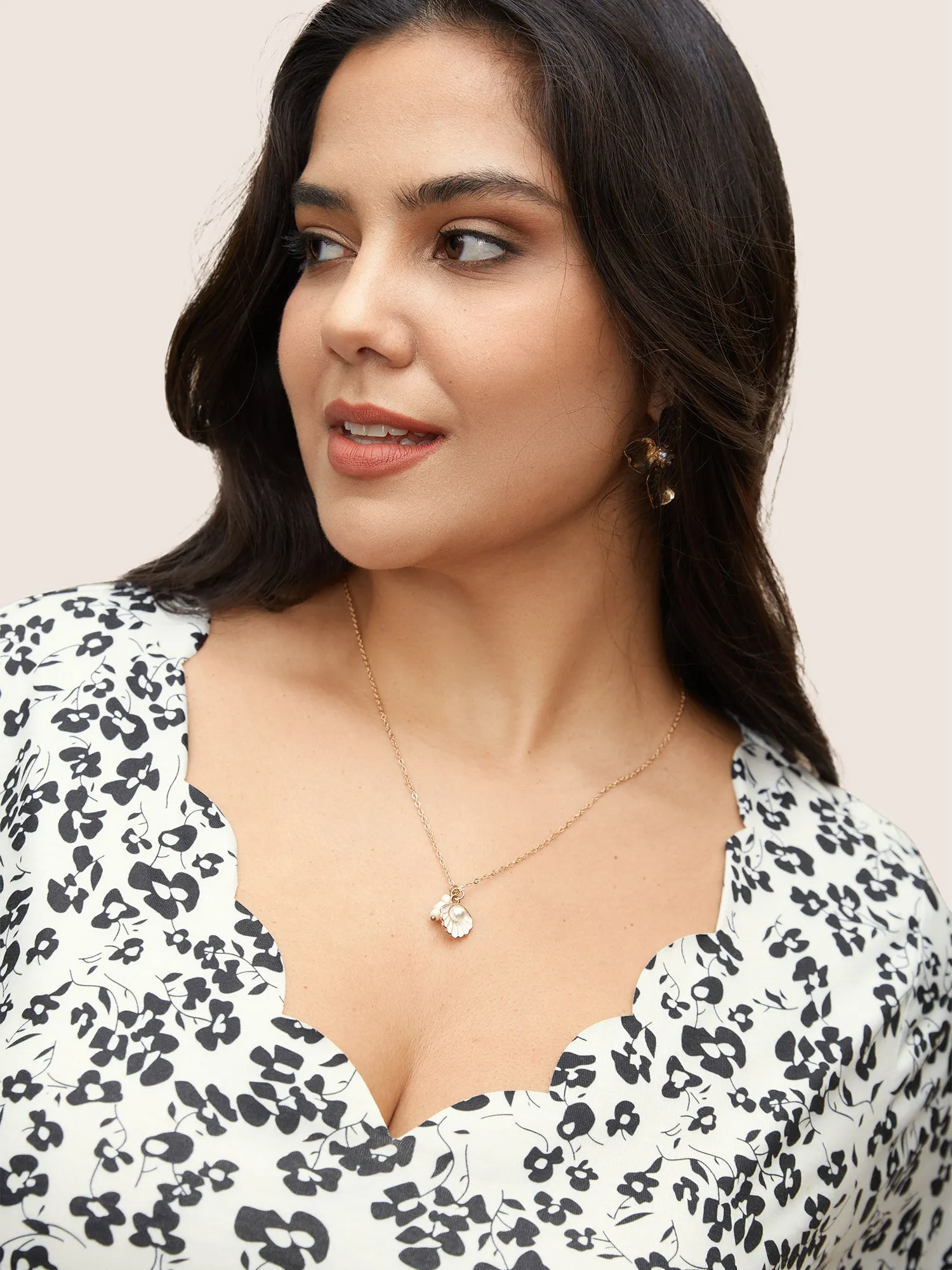 Floral Print V Neck Scalloped Trim T-shirt sold by Bloomchic product image thumbnail 4