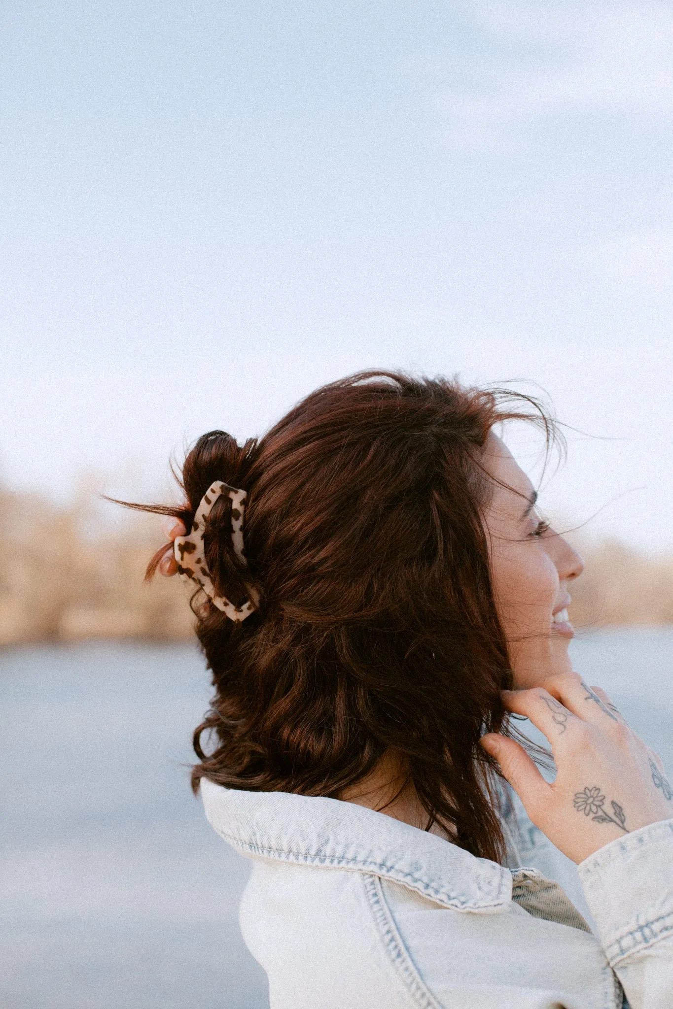 Open Blonde Tortoise Medium Claw Hair Clip sold by TELETIES product image thumbnail 4