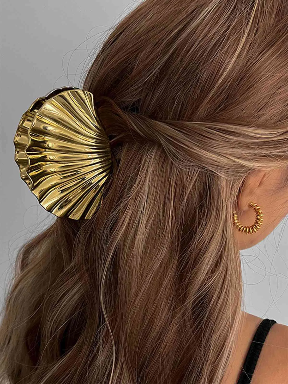 Vintage Shell Shape Metal Hair Clutch sold by Retro Stage product image thumbnail 2