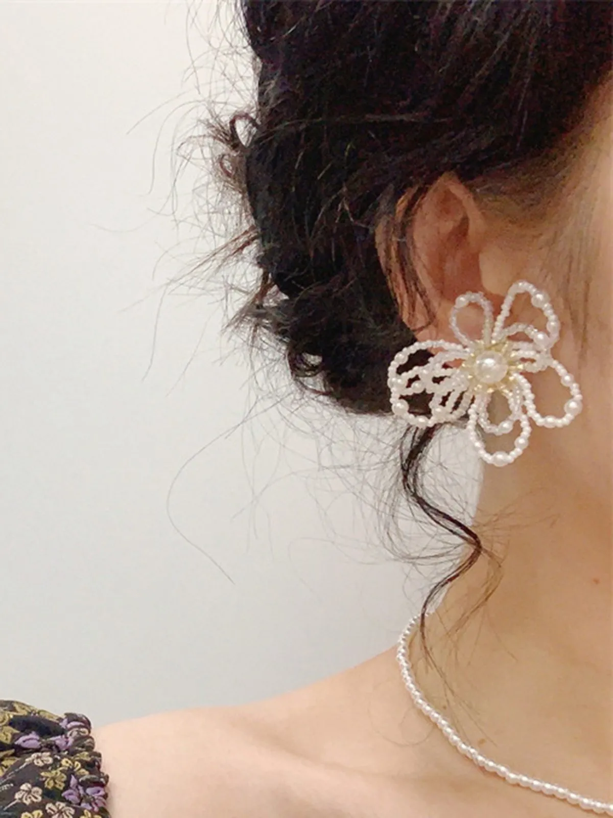 White Retro Beading Flower Hollow Stud Earrings sold by Retro Stage product image thumbnail 2