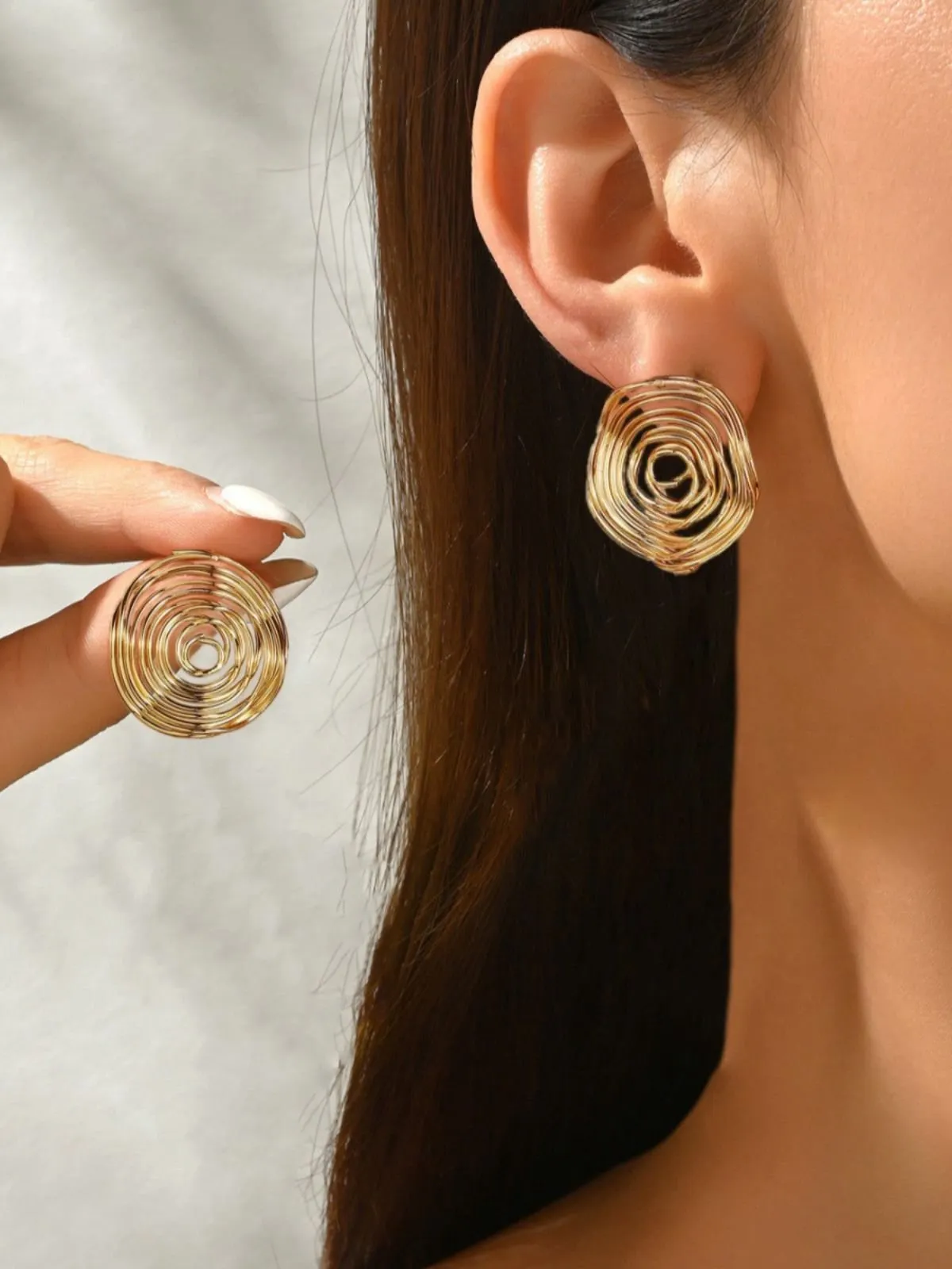 Vintage Gold Coil Hollow Alloy Earrings sold by Retro Stage product image thumbnail 3