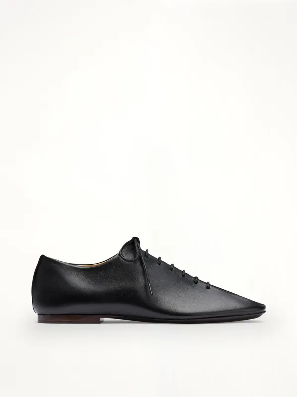 Souris Flat Classic Derbies in Black sold by MARAIS