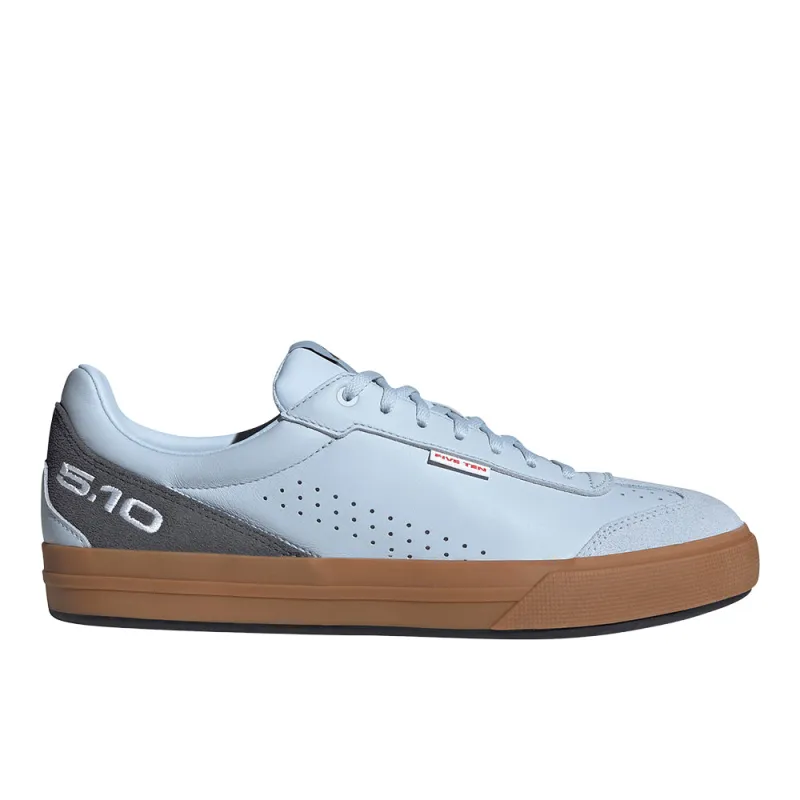 Sleuth DLX 2 Shoes made by Adidas