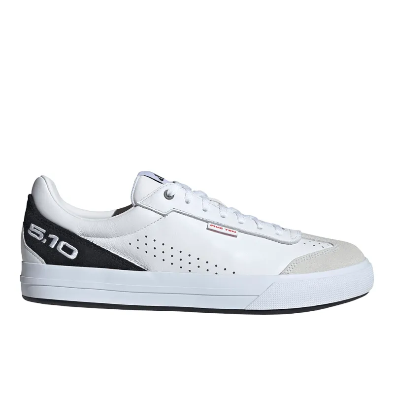 Sleuth DLX 2 Shoes made by Adidas