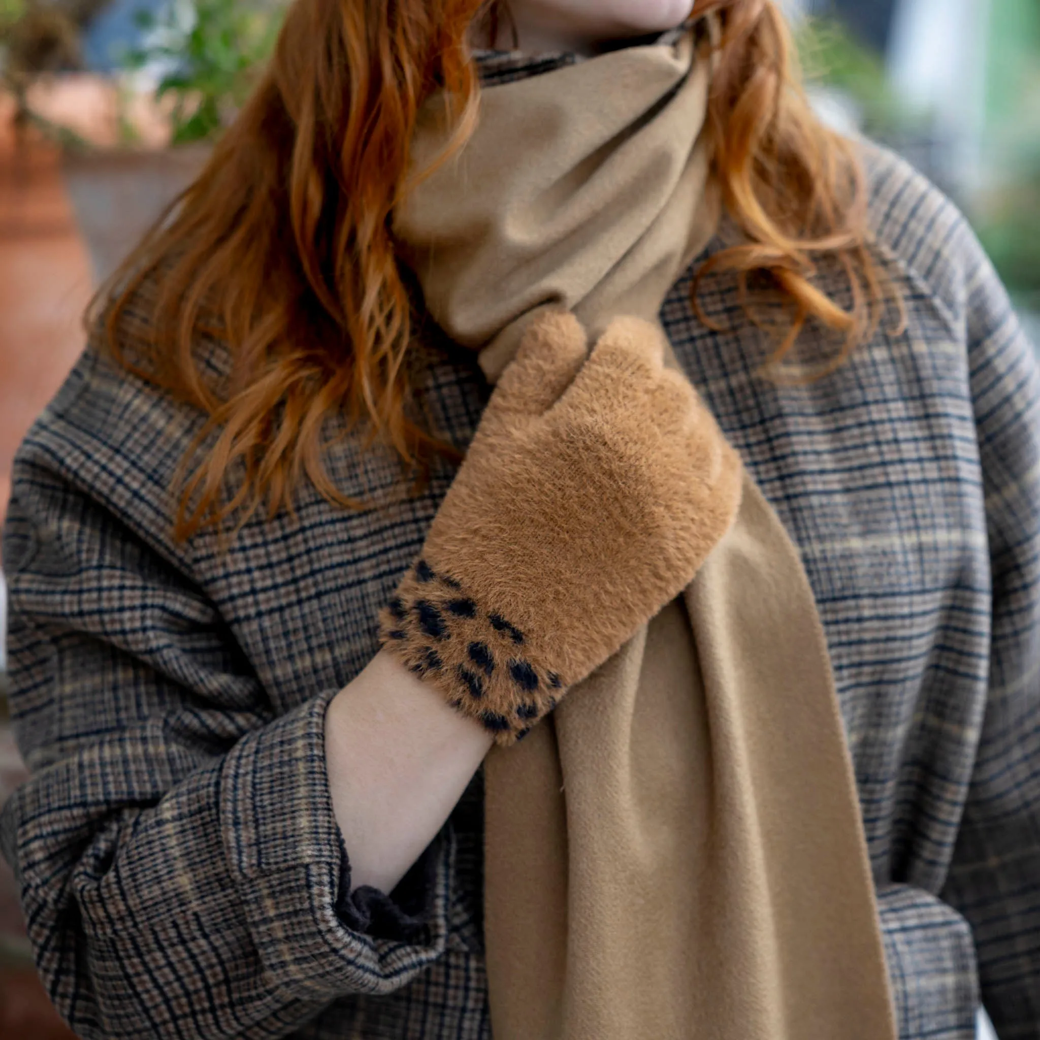 Women's Spotted Feather Yarn Knitted Gloves sold by Dents Gloves product image thumbnail 3