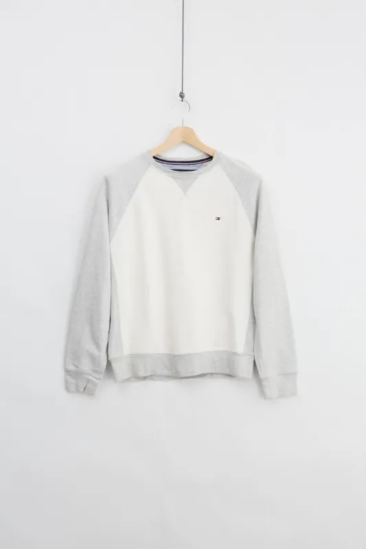 Tommy Hilfiger Crewneck (M) made by Vintage
