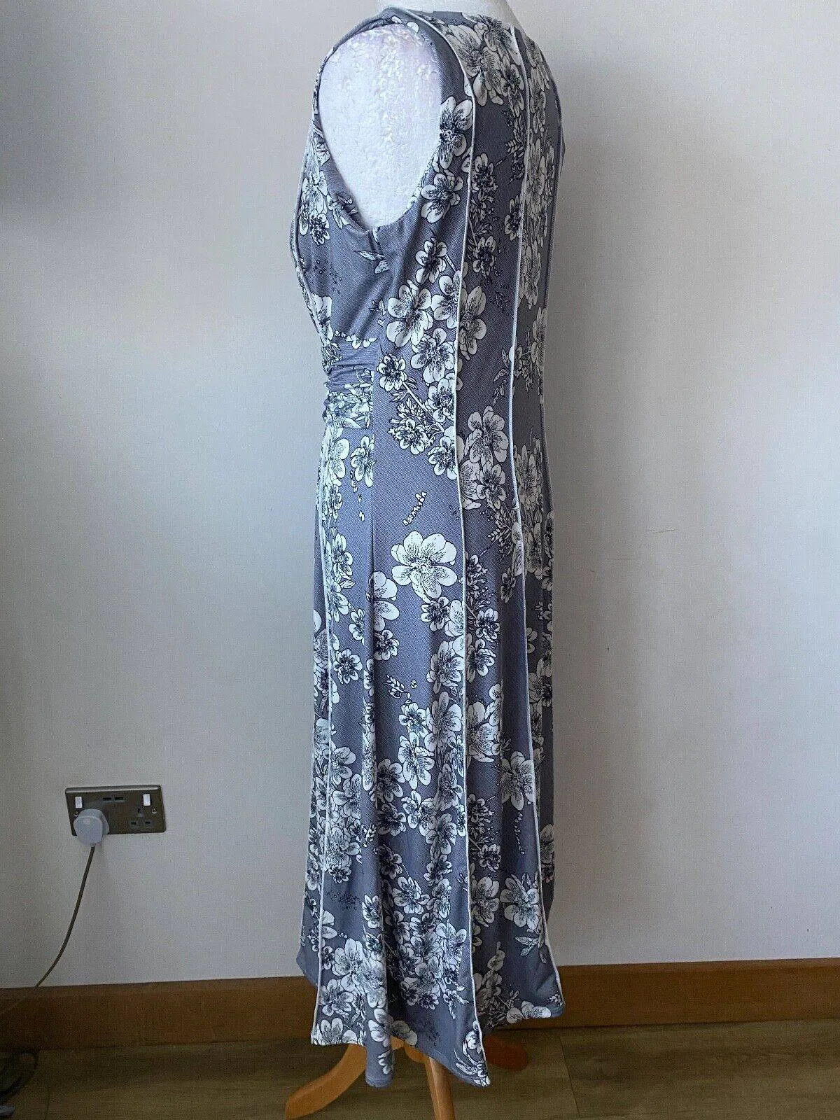 Perceptions New York Dress sold by Beagle Boutique product image thumbnail 2