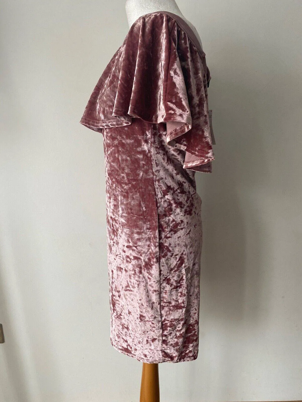 Blanco by QUIZ Pink Crushed Velvet Off The Shoulders Dress sold by Beagle Boutique product image thumbnail 2