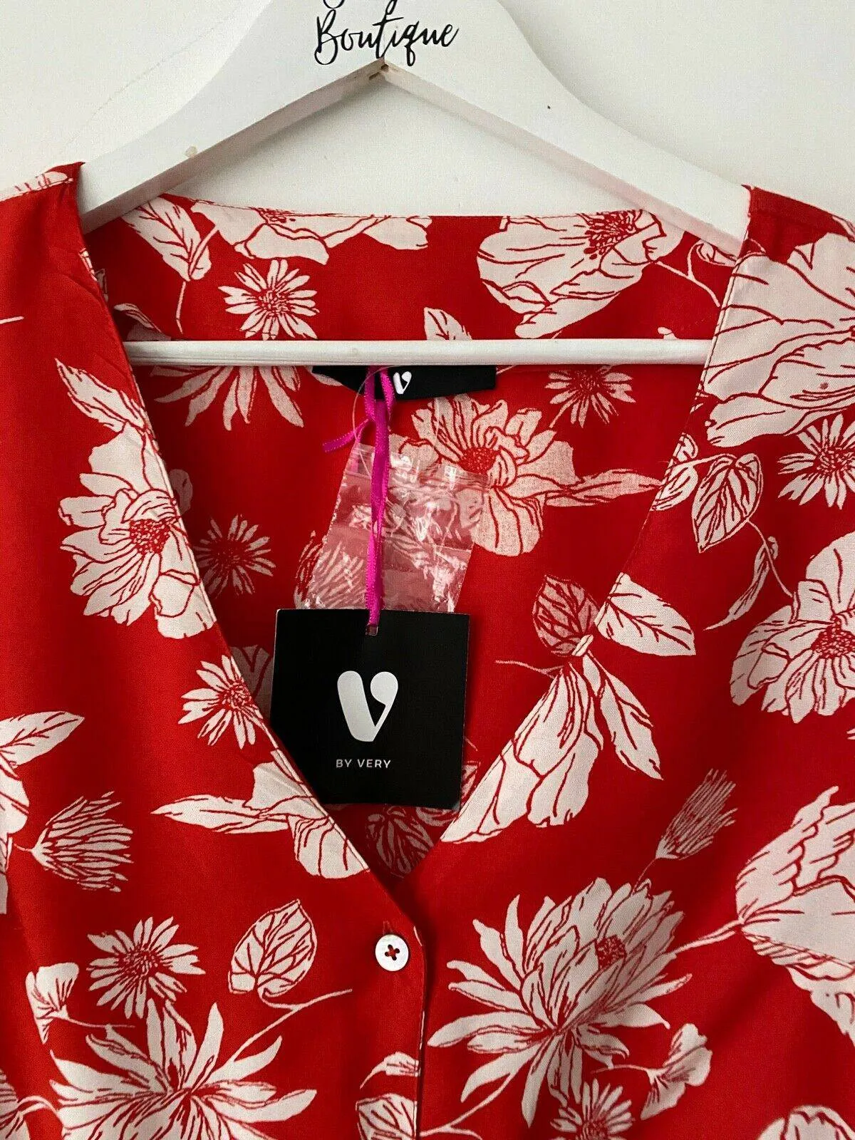 Very Red White Floral Collarless Blouse Size 8 sold by Beagle Boutique product image thumbnail 4