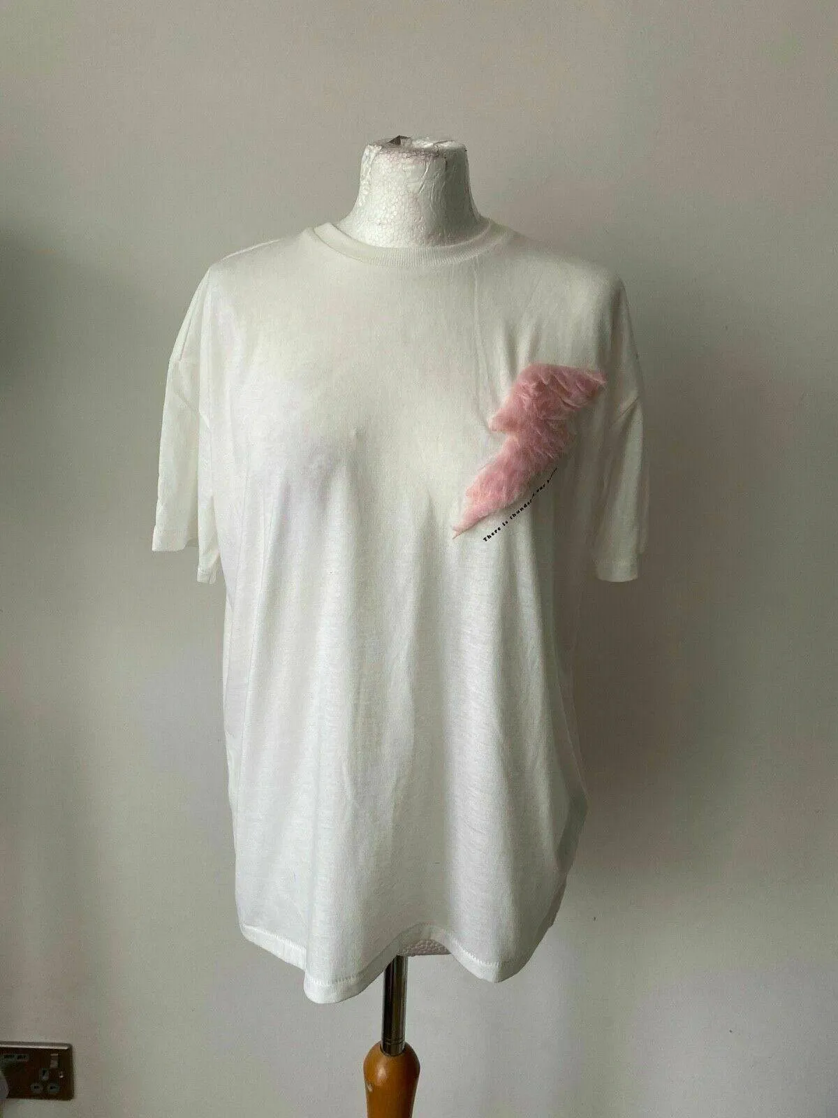 ONLY White T-Shirt With Pink Furry Lightning Box Motif Size M Pit to Pit 21" sold by Beagle Boutique