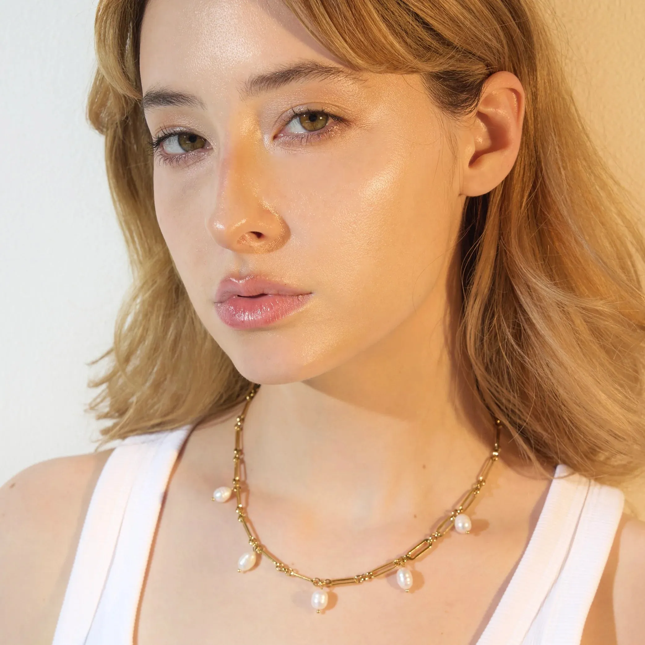 Kendall Toggle Chain Pearl Necklace | Gold sold by Belletique product image thumbnail 4