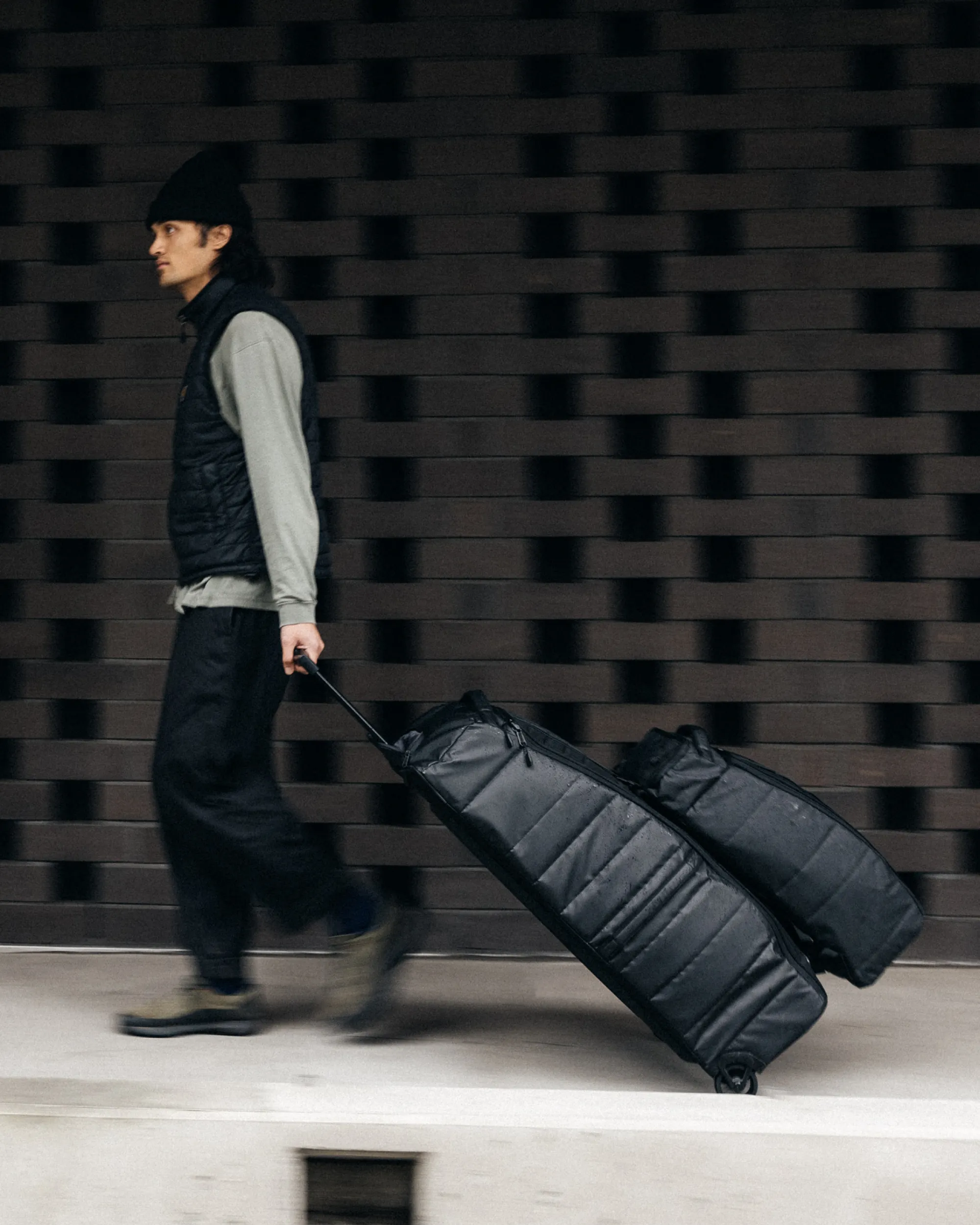 Hugger 1st Generation Roller Bag Check-in 90L Black Out sold by Db Journey product image thumbnail 2