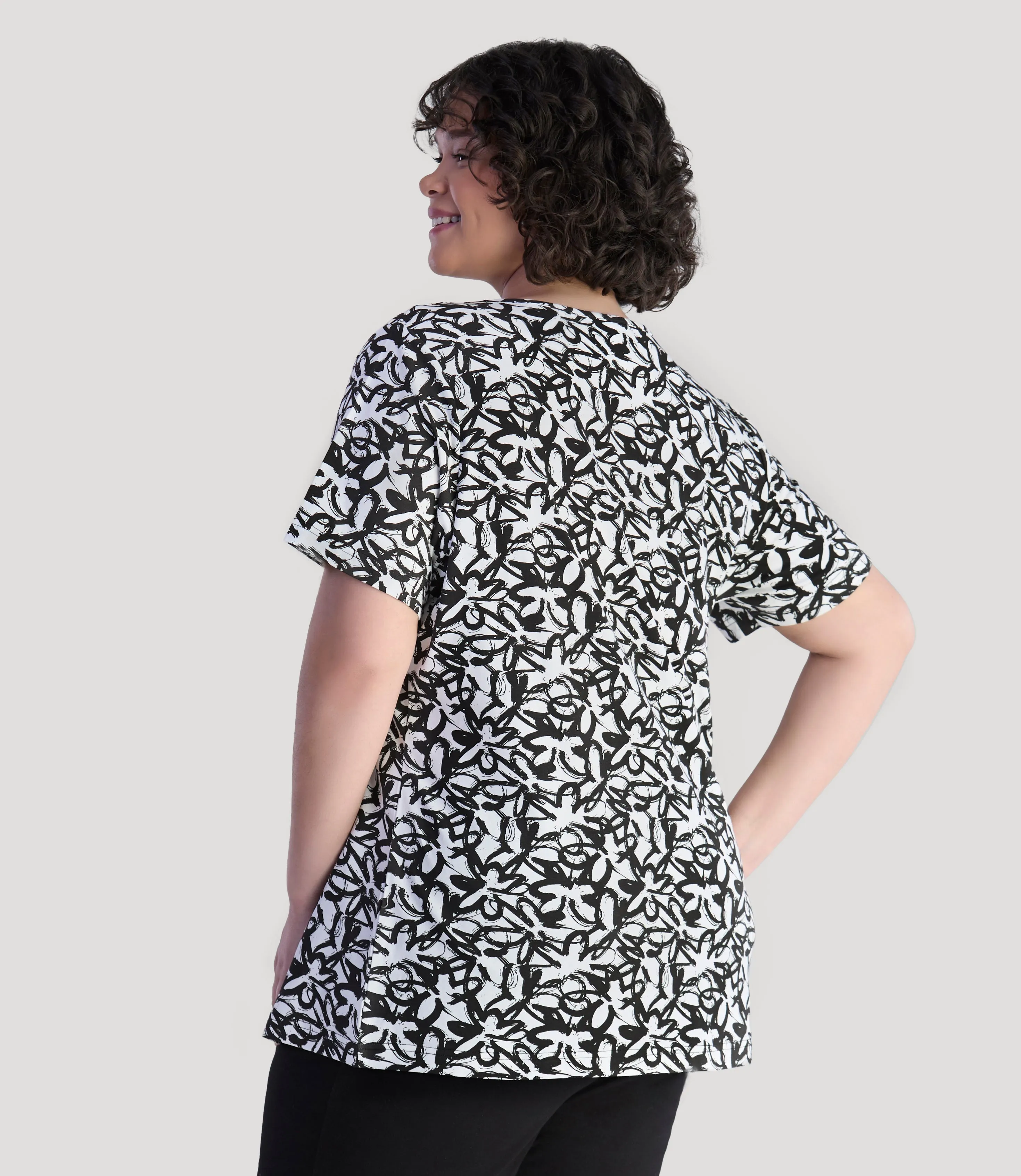 Junonia Short Sleeve V-Neck Top Black and White Wildflower - FINAL SALE sold by JunoActive product image thumbnail 2