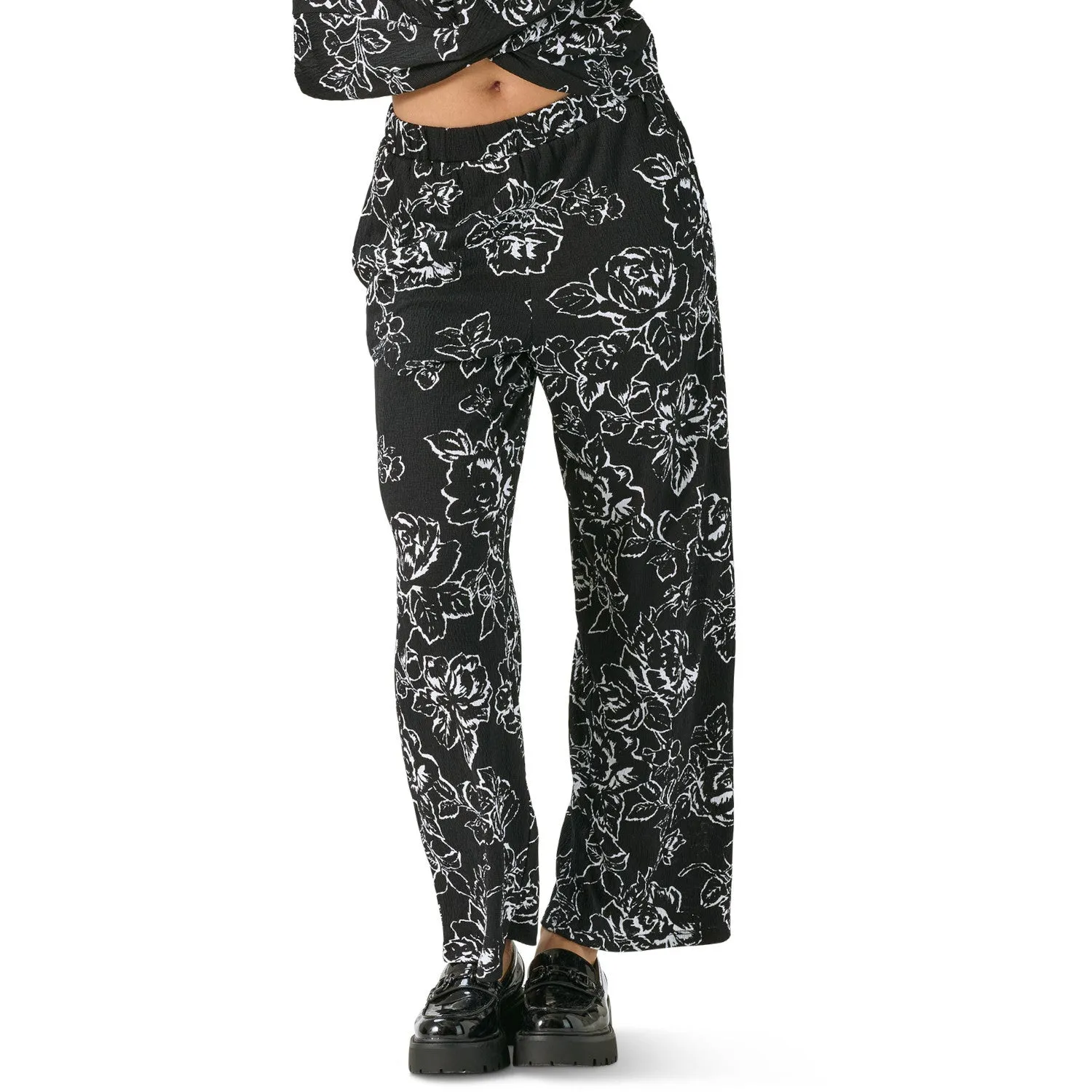 lily morgan Women's Crinkle Wide-Leg Pull-On Pants sold by Giant Tiger product image thumbnail 2