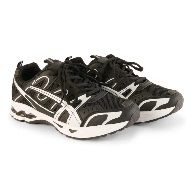 Women's Fashion Athletic Sneakers made by Giant Tiger