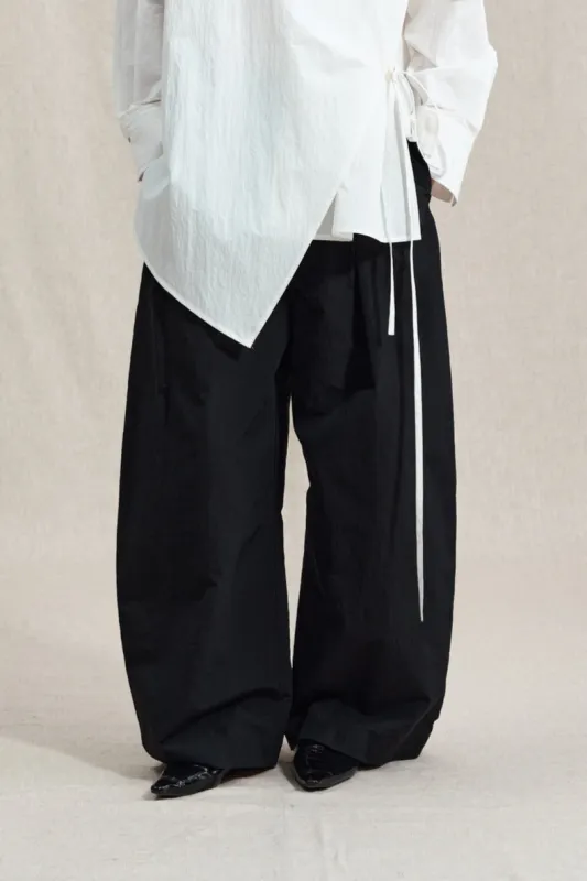 Paper-like texture cocoon silhouetted loose pants made by Polyphonie