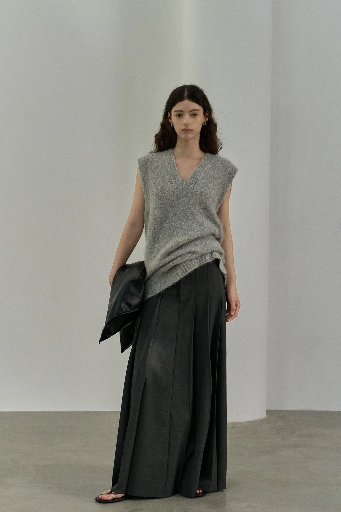 Flattering pleated raw-edge finish A-line skirt | 4 color sold by Polyphonie product image thumbnail 4