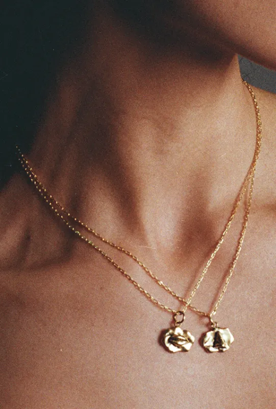 Cadena Con Dije Surreal Ojo, Nariz o Boca sold by Alejandra de Coss