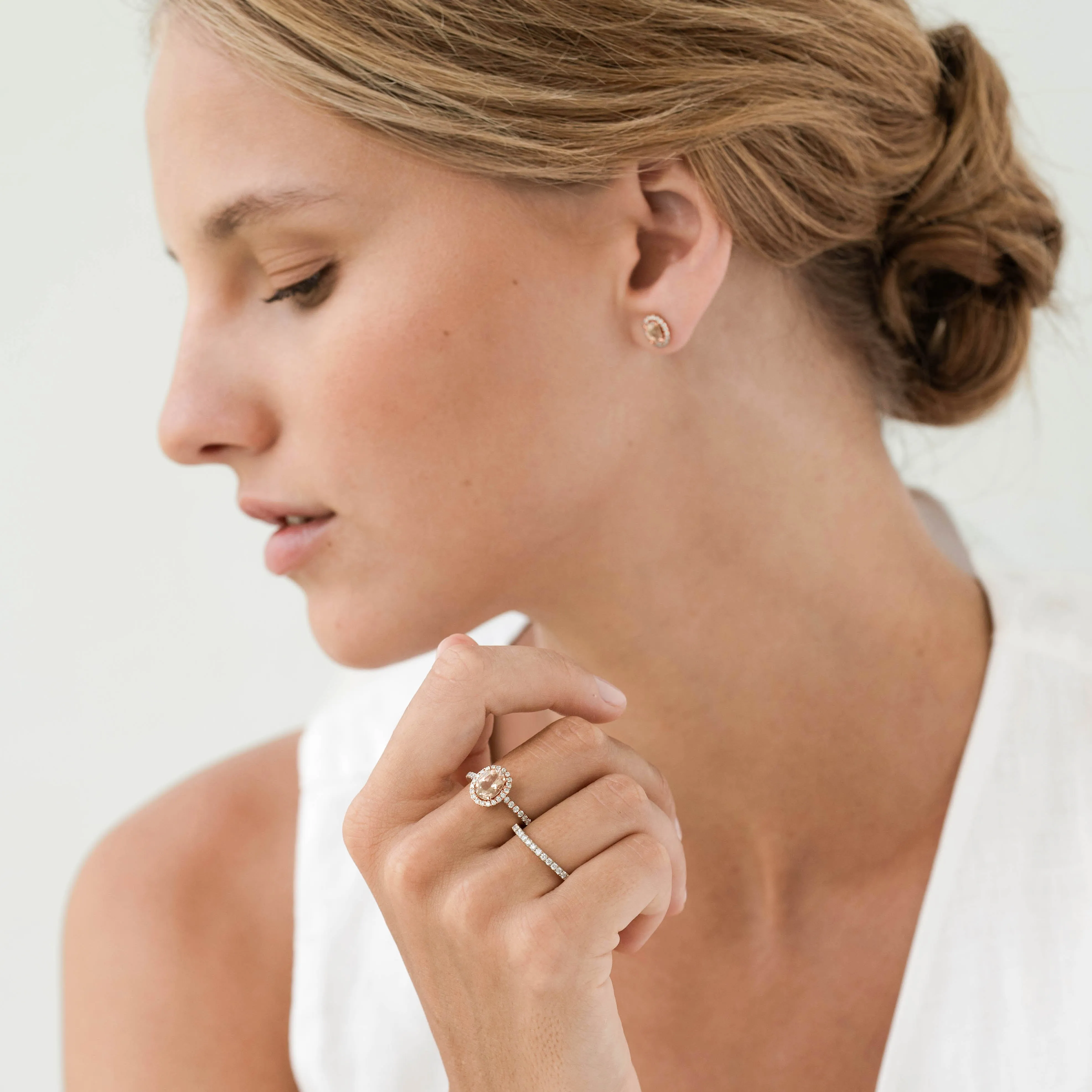 Oval Morganite Halo Ring Rose Gold - Suna sold by Linjer product image thumbnail 3