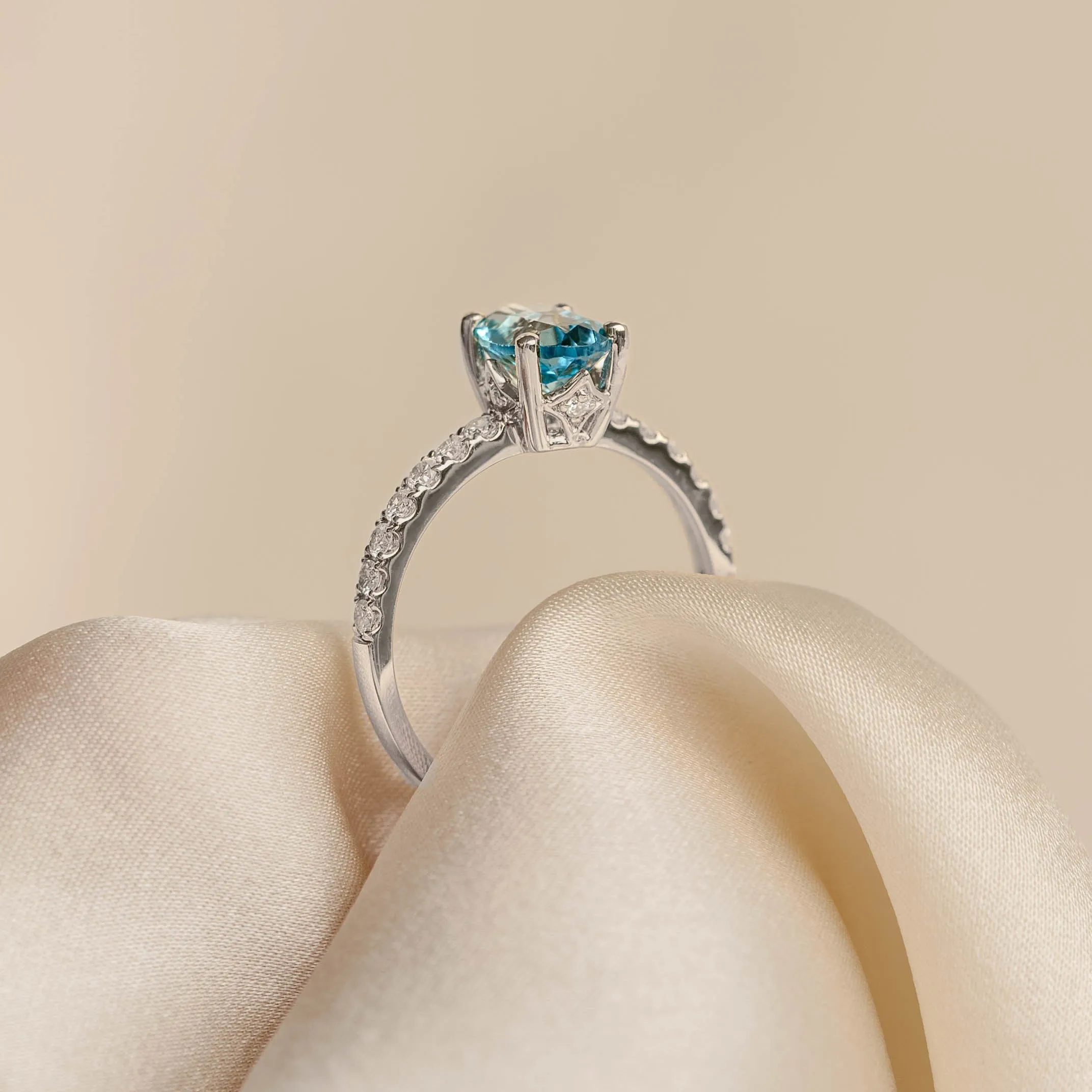 Oval Swiss Blue Topaz and Diamond Ring White Gold - Minette sold by Linjer product image thumbnail 4
