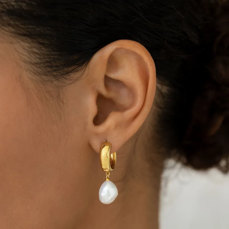 Baroque Pearl Chunky Hoop Earrings - Meredith made by Linjer