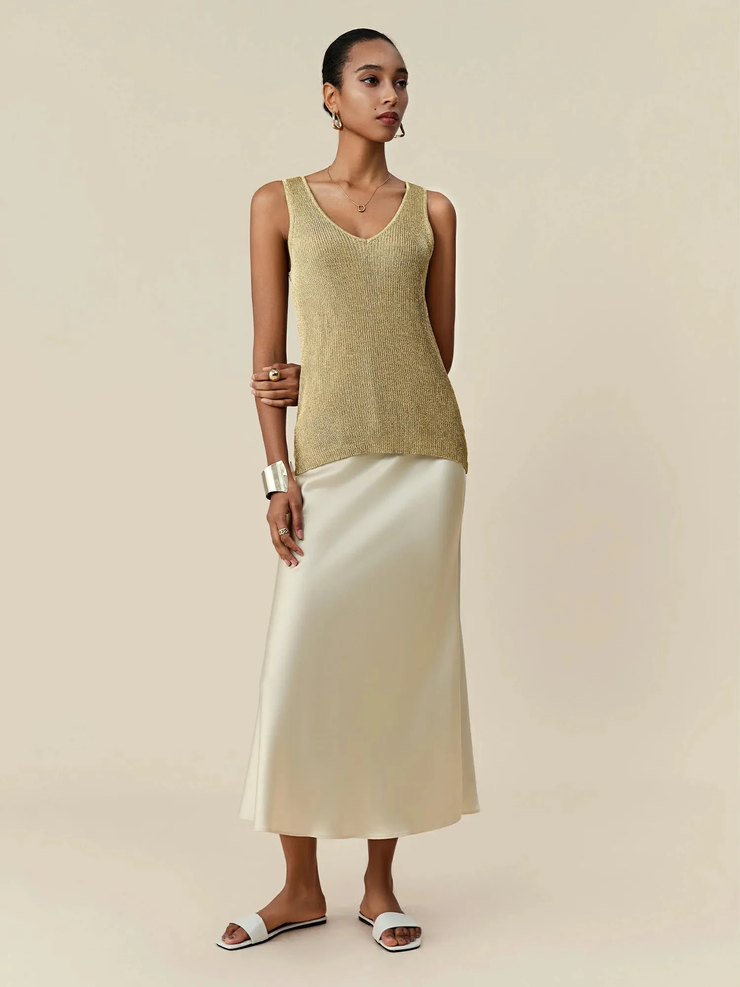 Amoretu V-neck Glitter Vest sold by Amoretu product image thumbnail 2