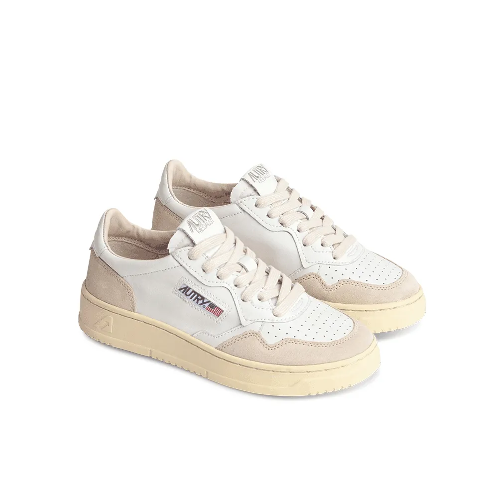Autry - Low Wom 01 Sneakers - Biege sold by Merci