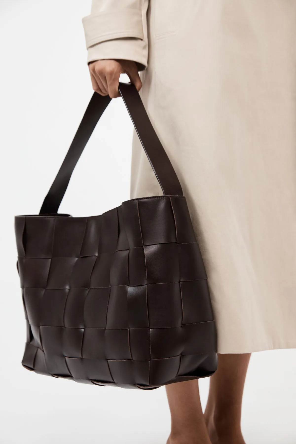 St Agni | Woven Large Tote - Chocolate sold by Sister & Co product image thumbnail 2