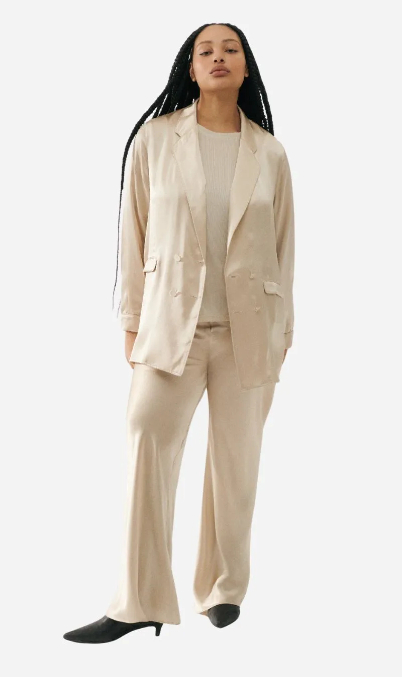 Silk Laundry | Relaxed Blazer - Hazelnut sold by Sisters & Co