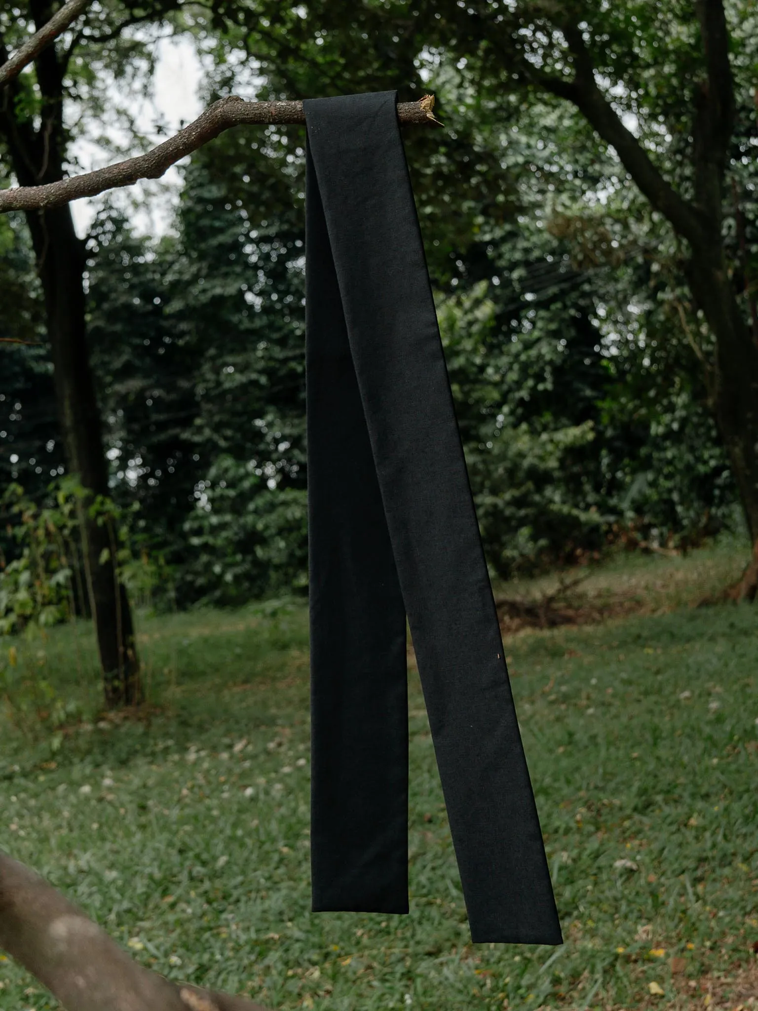 🌳 LINEN SCARF IN BLACK sold by BLZR.ID