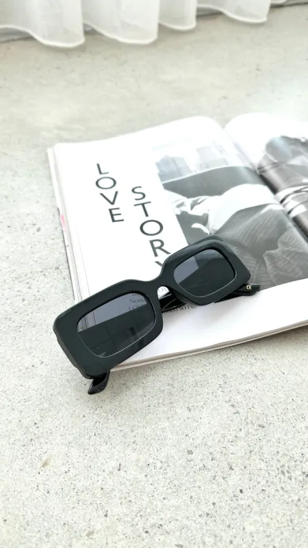 RC Noir Beach Sunglasses - Black sold by Billy J