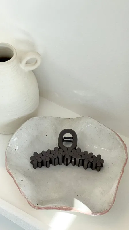 Daisy Meadows Matte Claw Clip - Brown made by Billy J