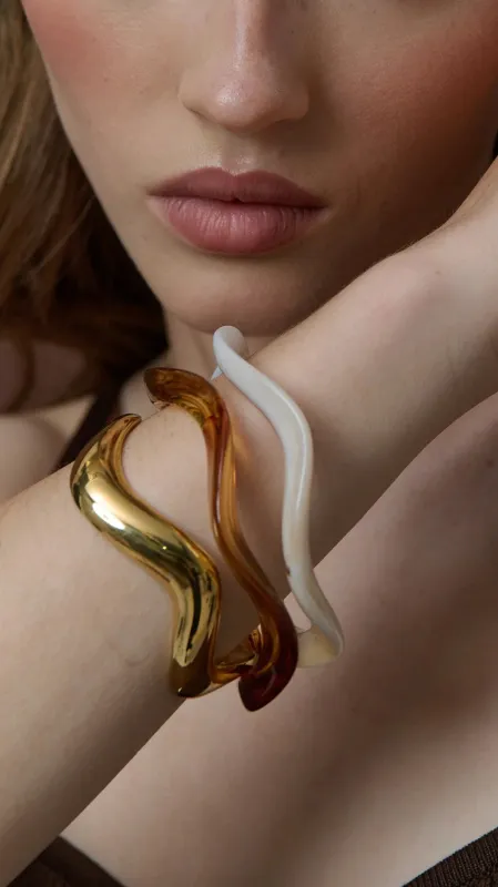 Pippa Wave Bangle 2 Pack - White / Tea made by Billy J