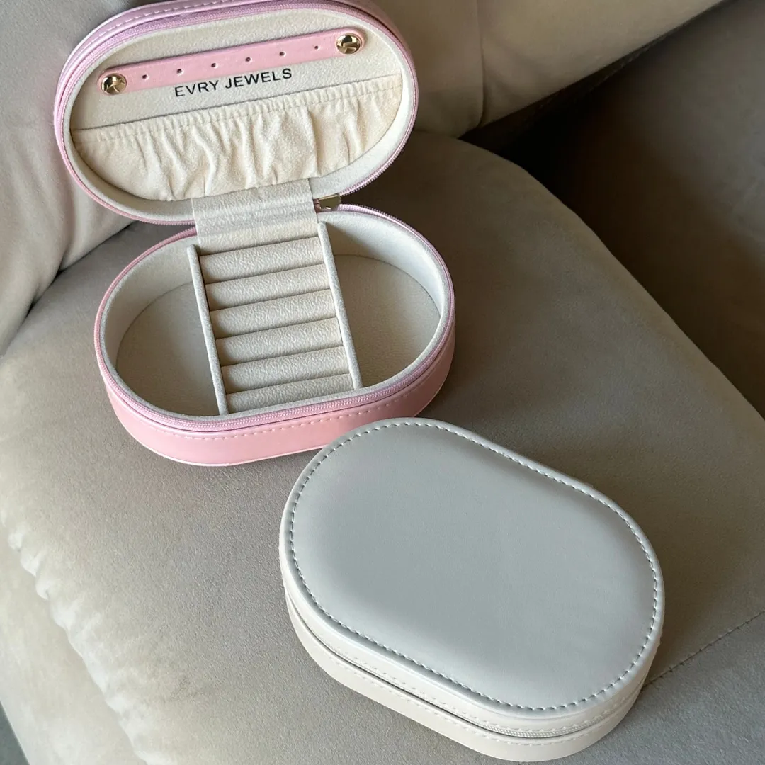 Medium Oval Jewelry Box sold by Evry Jewels product image thumbnail 2