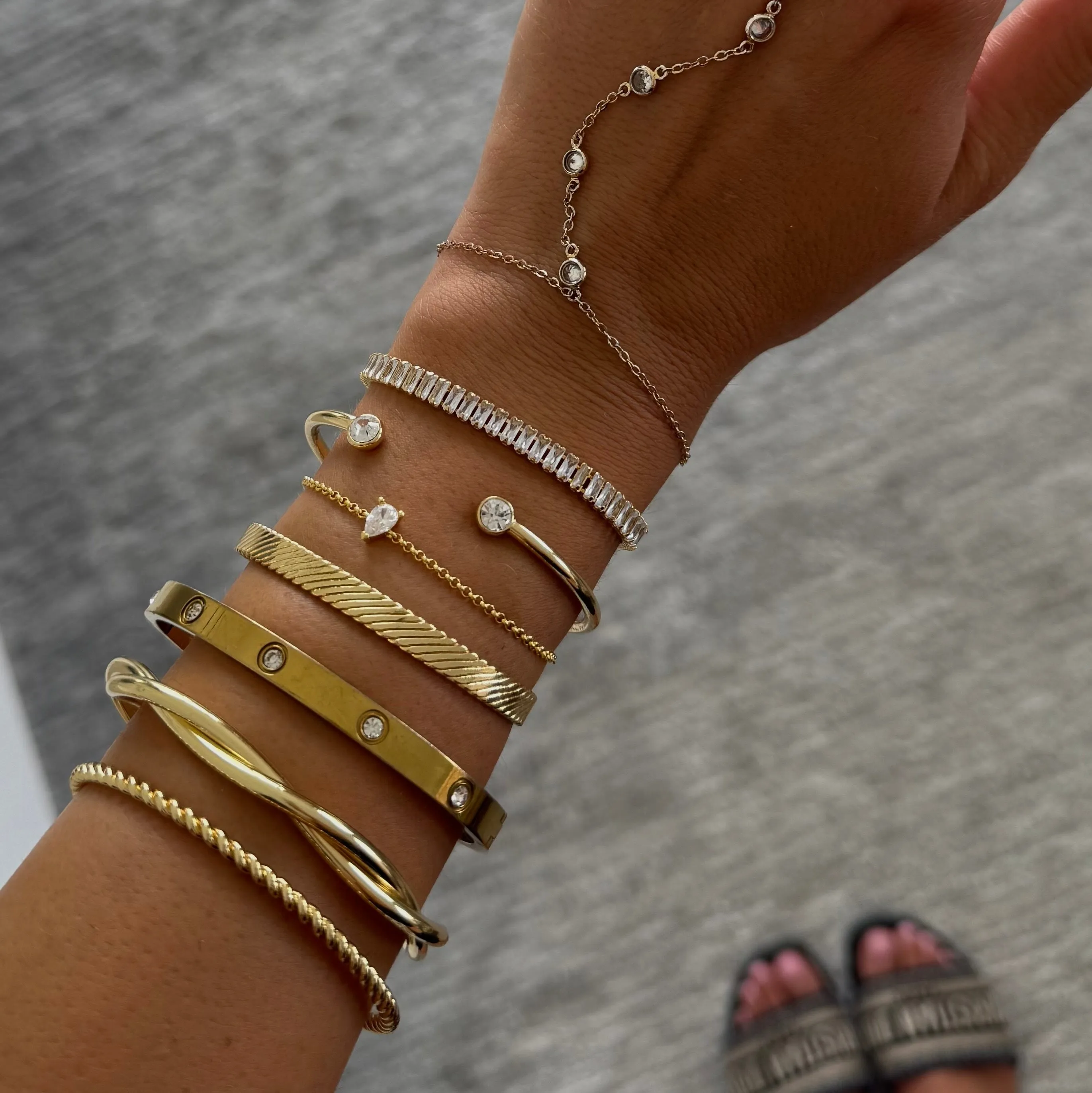 Intertwined Bangle (VIP) sold by Evry Jewels product image thumbnail 2