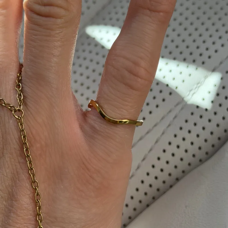 Daydream Wave Pinky Ring made by Evry Jewels