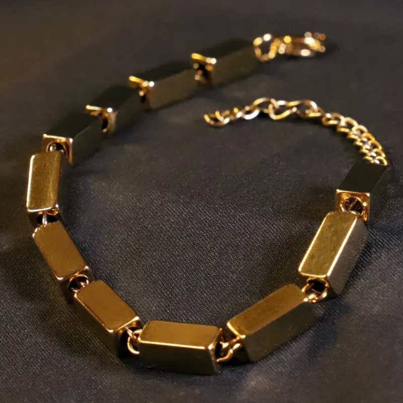 Pulsera Stratos · Pulsera de eslabones geométricos chapado en oro 18k sold by Barlovento de Biar