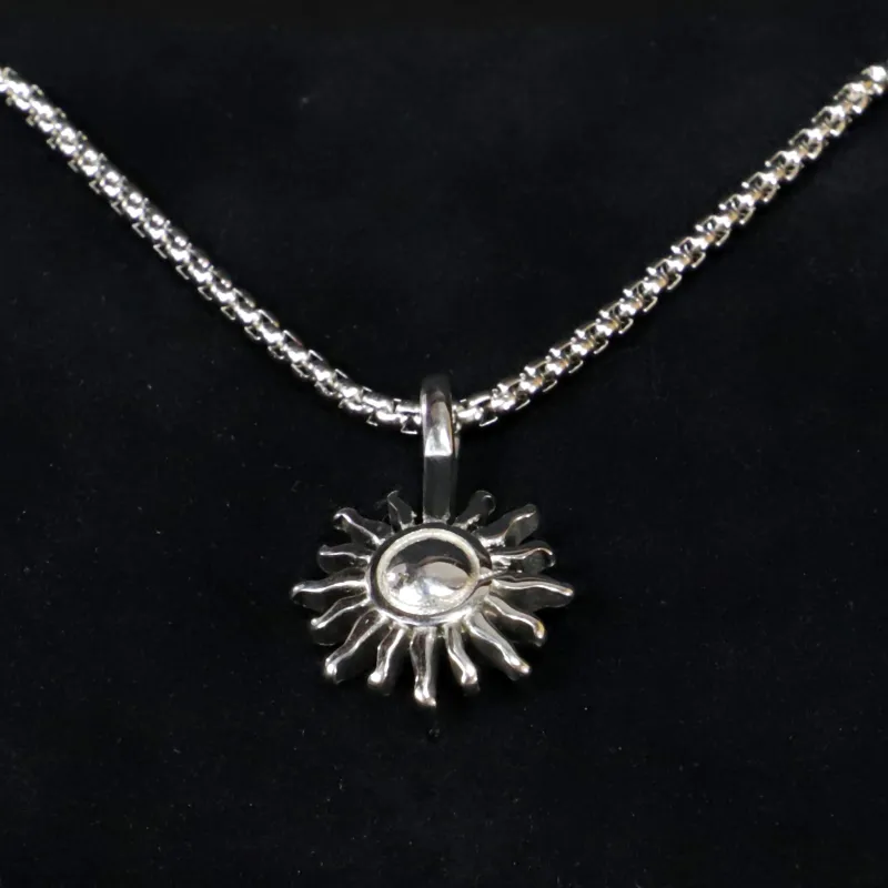 Collar Solie  · Collar cadena con abalorio de sol sold by Barlovento de Biar